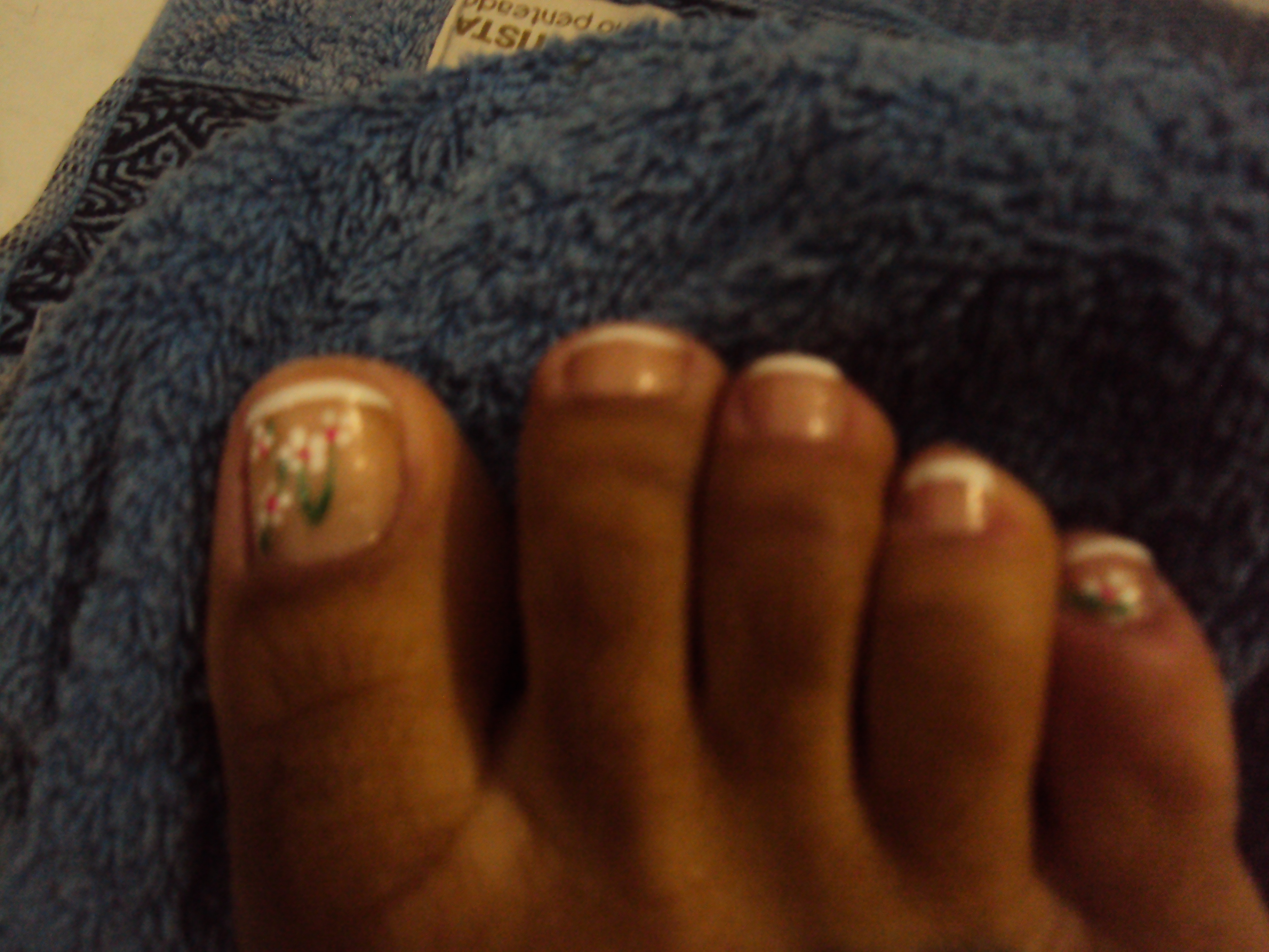 Sem brilho nenhum uma francesinha simples com flores. unha manicure e pedicure depilador(a) designer de sobrancelhas barbeiro(a) cabeleireiro(a) recepcionista