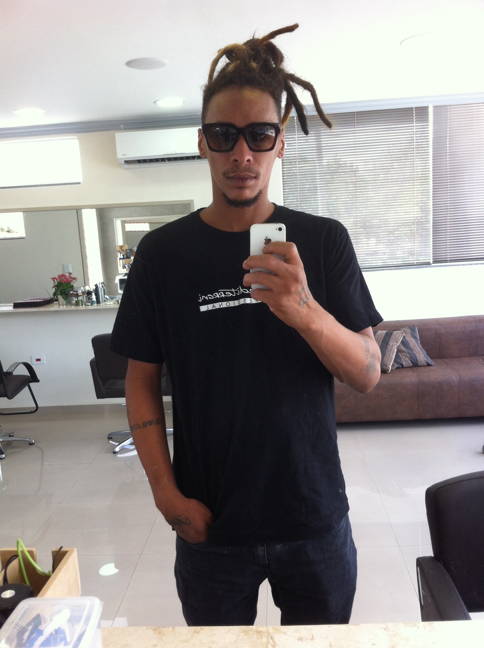 Danilo Ferreira de Oliveira 
26 anos
Auxiliar de cabeleireiro
Trabalho com tranças e Dreads

@dandreadsgarvey cabelo auxiliar cabeleireiro(a)
