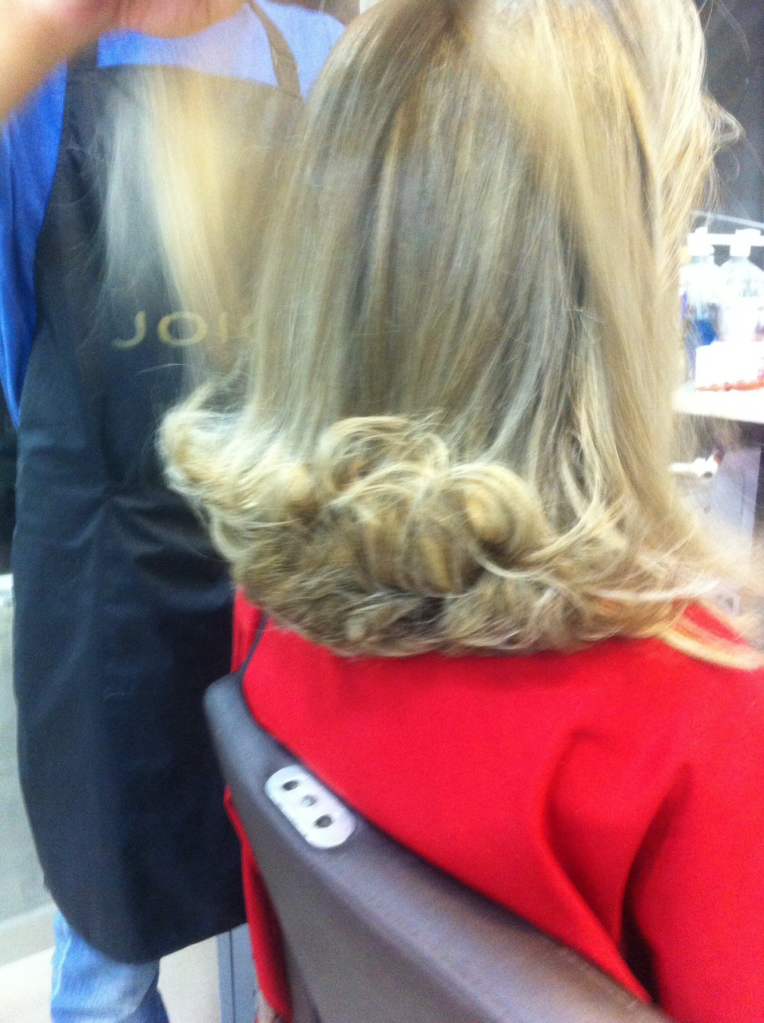 Escova modelada.
Feito por mim...  cabelo auxiliar cabeleireiro(a)