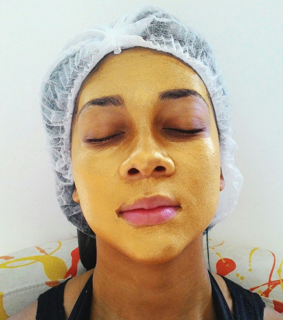 Hidratação Facial com máscara de Ouro esteticista designer de sobrancelhas maquiador(a)