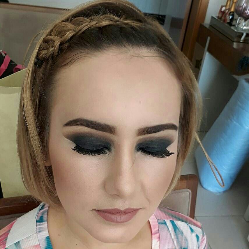 Fiz Penteado e Make up ❤️ cabelo liso com um detalhe com trança, Make um olho preto esfumado e uma boca mais nude. Base da Mary kay, batom nude da Mary kay, iluminador e blush da vult. 💋 💄 #makeup #maquiagem #penteado maquiagem maquiador(a) cabeleireiro(a) designer de sobrancelhas massoterapeuta