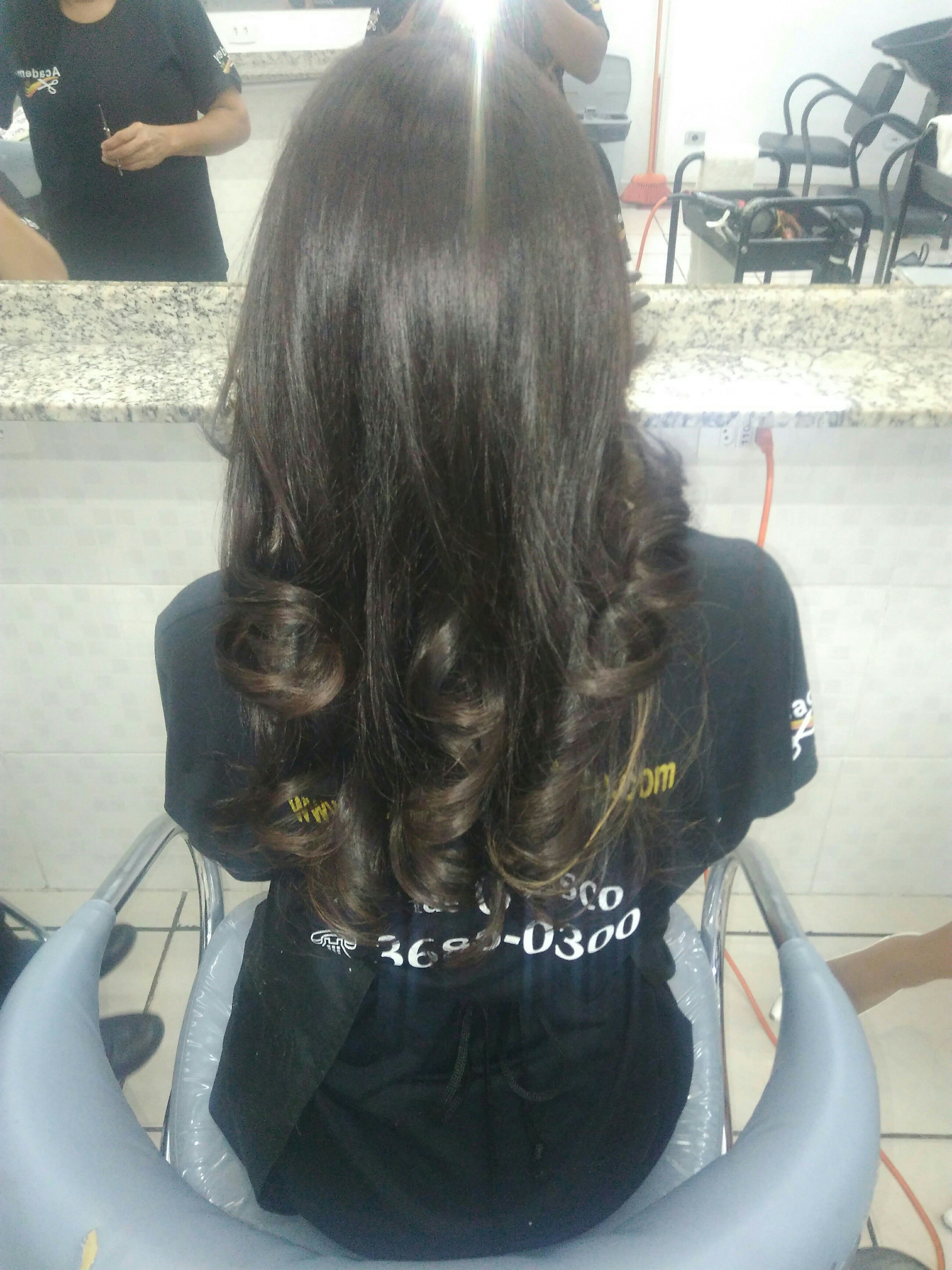 Escova modelada, fazendo uso apenas de protetor de fios. cabelo auxiliar cabeleireiro(a)