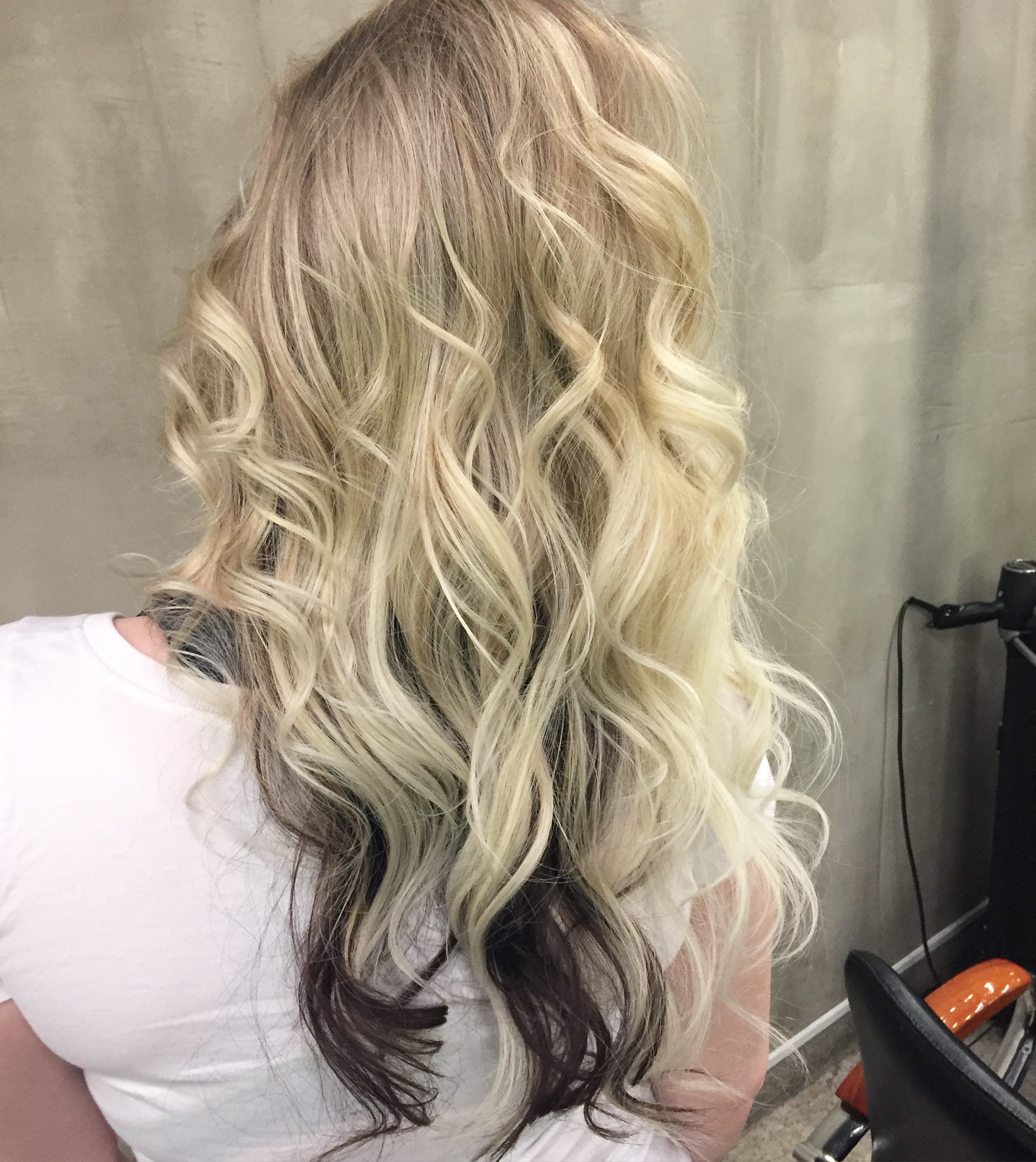 Blond rock star ☠️
Um tipo de cabelo pra quem tem estilo com um fundo na altura de 5, topo e meio super loiro 
#rockblond #loira #cabeloloiro cabelo cabeleireiro(a)