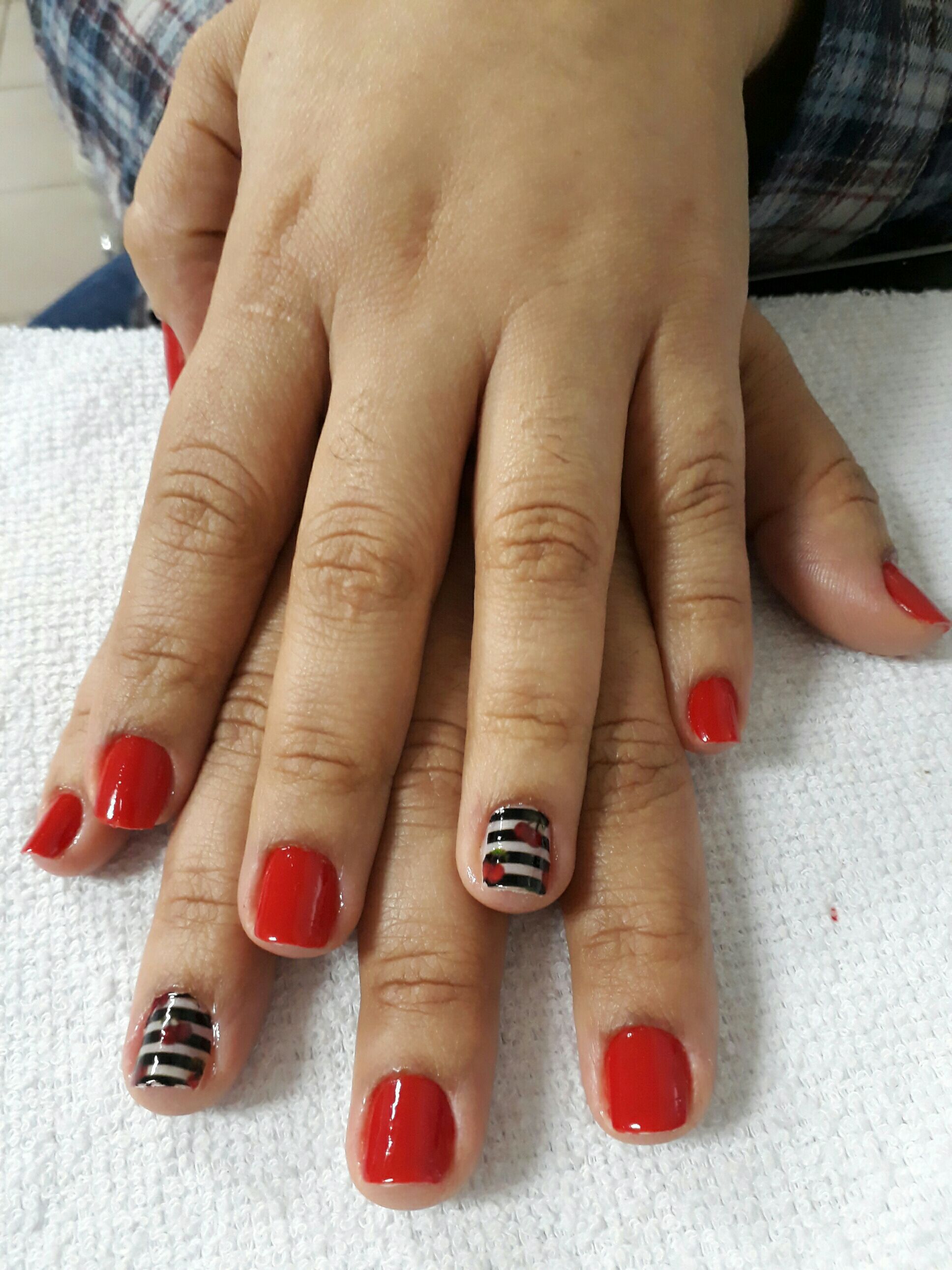 unha esteticista designer de sobrancelhas