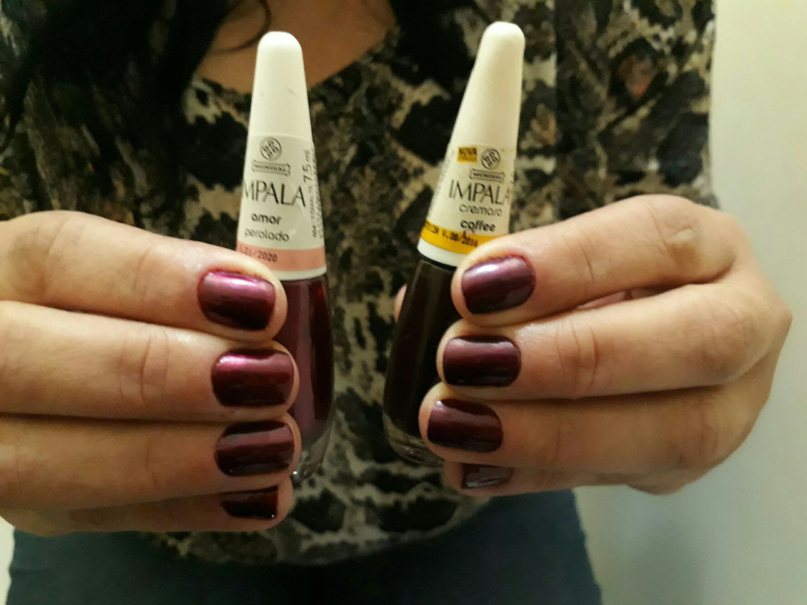 unha esteticista designer de sobrancelhas