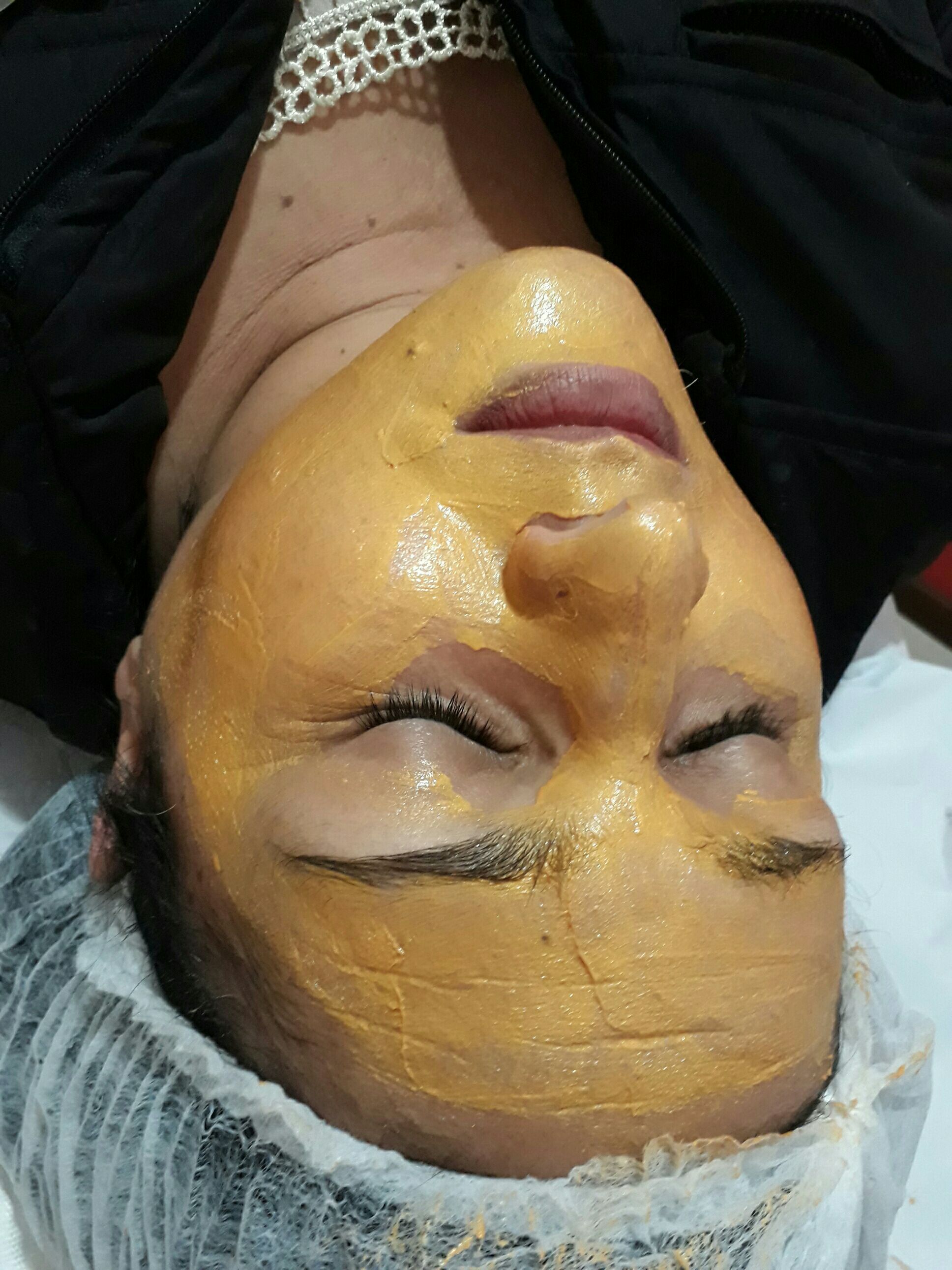 Limpeza de pele associada a máscara de ouro estética esteticista designer de sobrancelhas