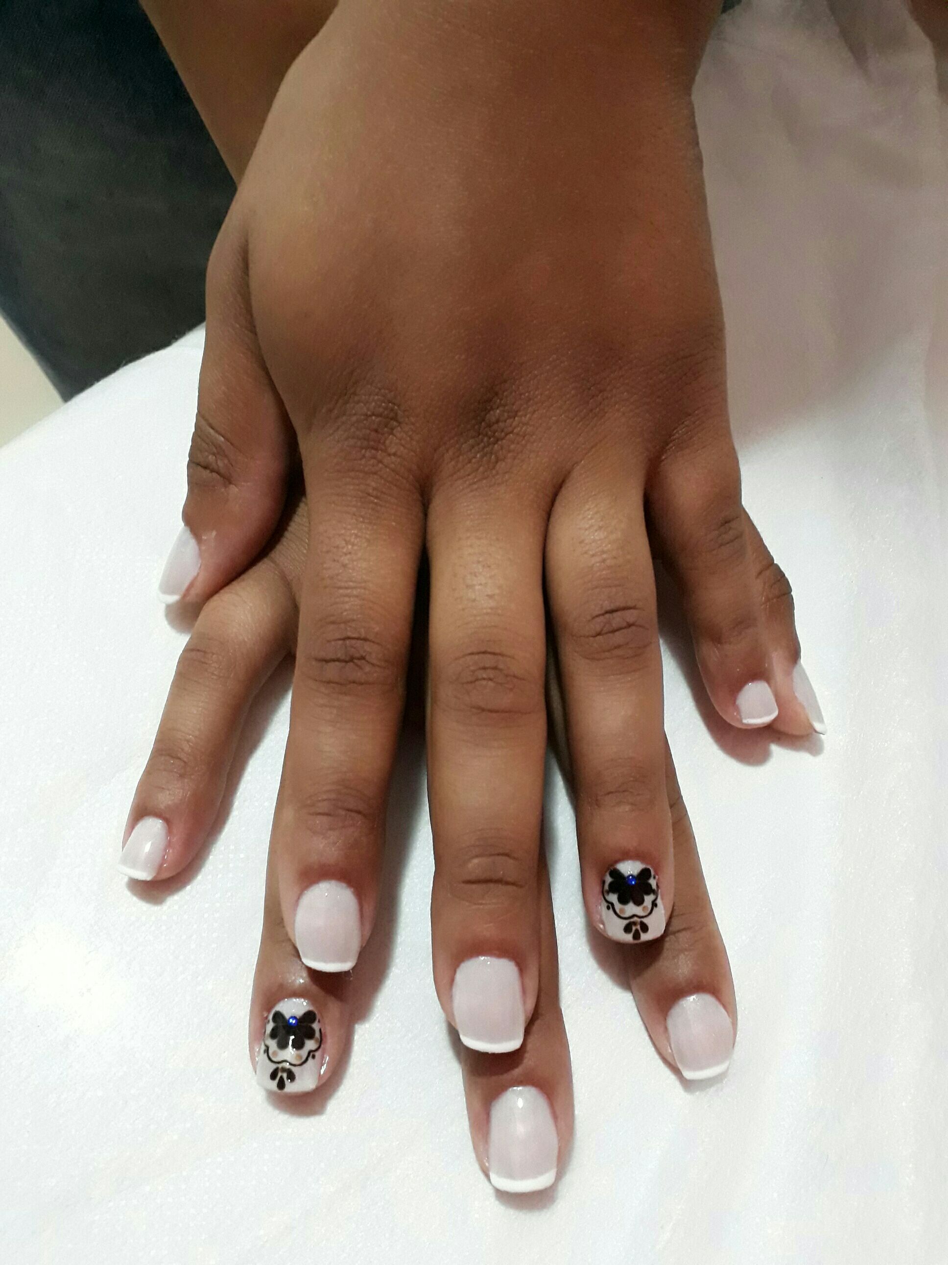 unha esteticista designer de sobrancelhas