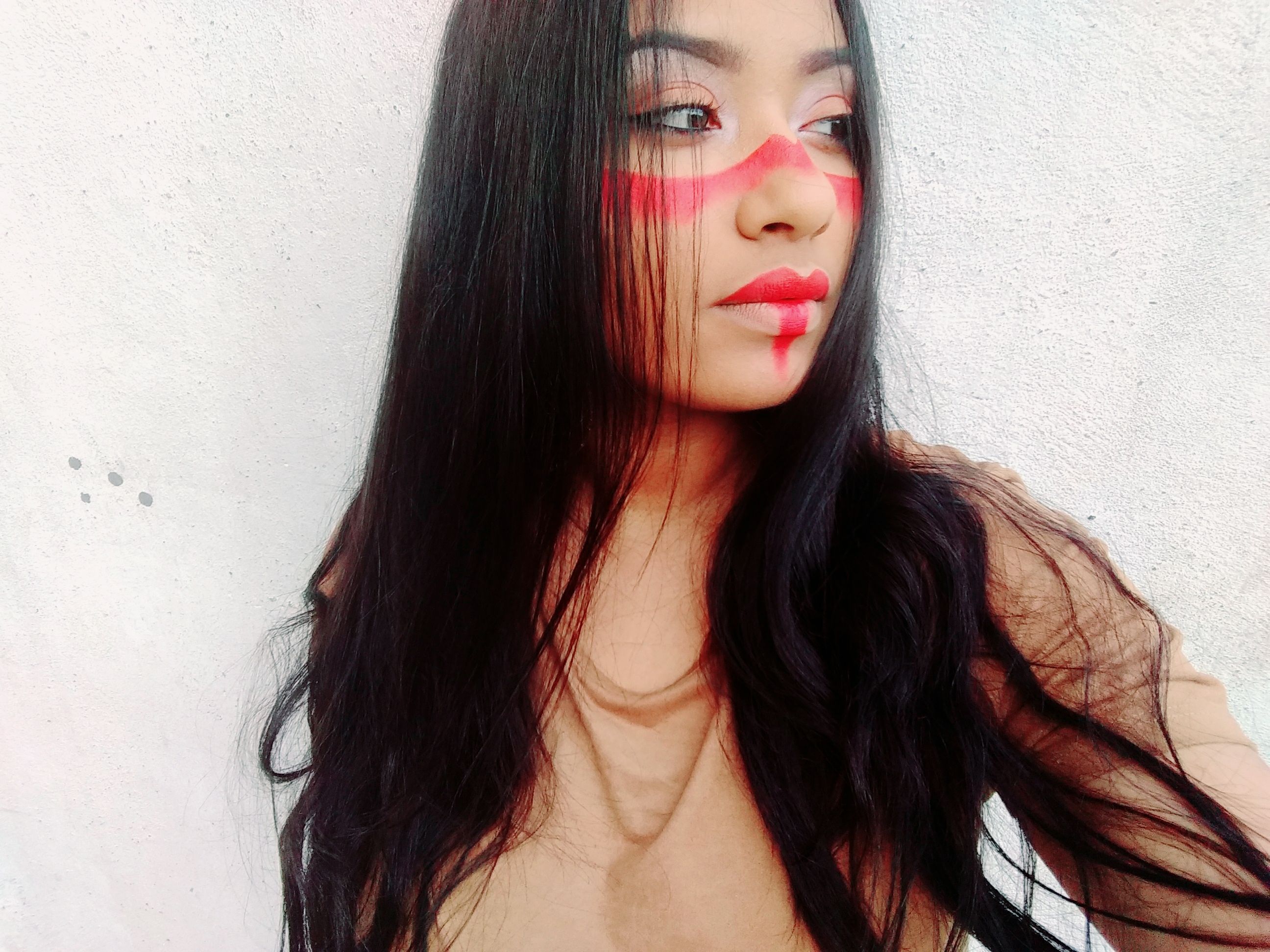 Maquiagem de Índia feita só com batom vermelho e sombras marrons maquiagem esteticista recepcionista