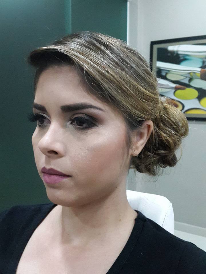 Maquiagem esfumada e penteado coque lateral convidada de casamento maquiagem maquiador(a) designer de sobrancelhas micropigmentador(a)