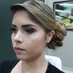 Maquiagem esfumada e penteado coque lateral convidada de casamento
