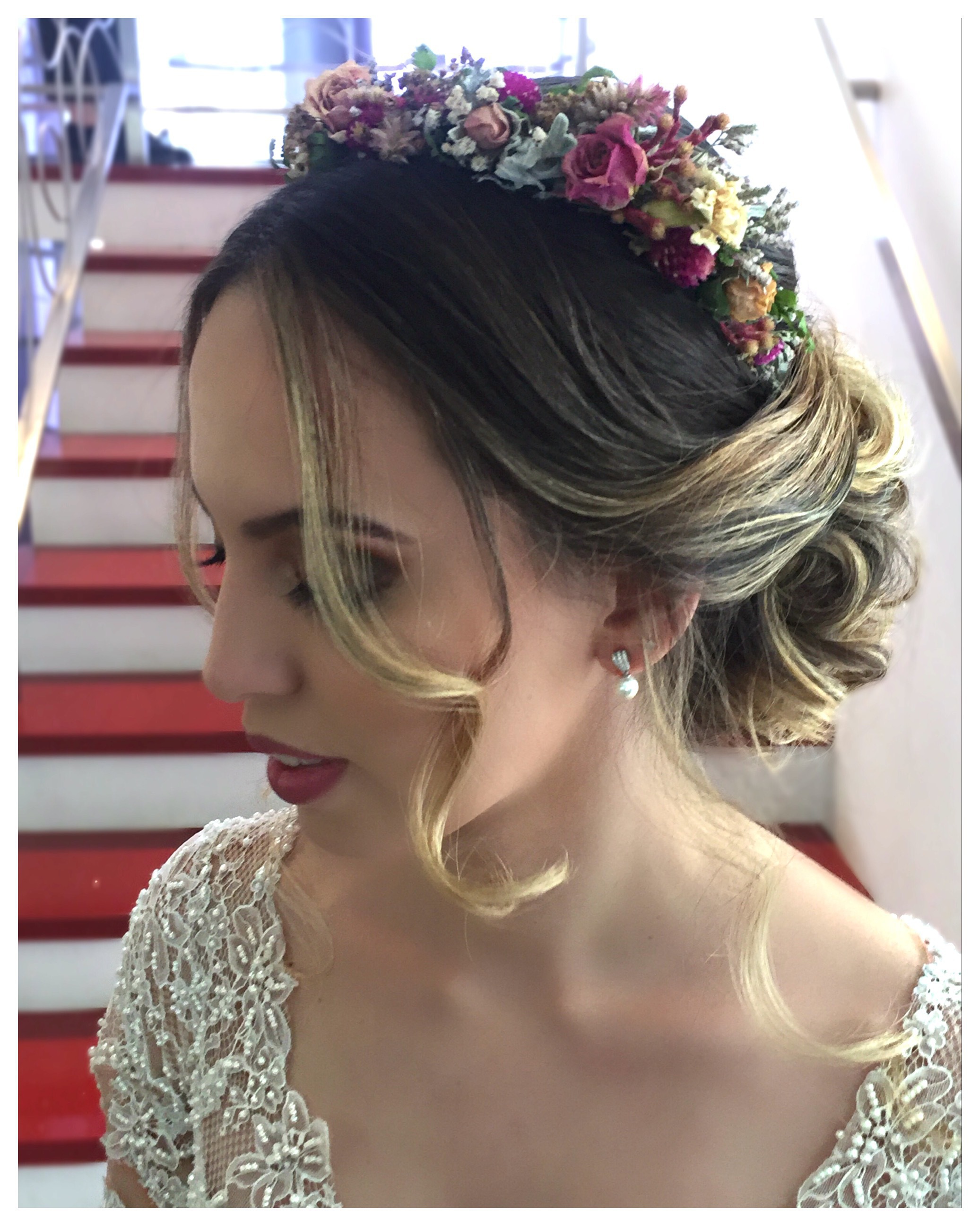 Nossa linda noiva de sábado.. Com um coque baixo super romântico e uma coroa de flores que trouxe o toque de sofisticação e elegância... Makeup linda e harmoniosa por @allexgorenmua... Em @beautybase_lf... #wedding #weddingday #weddingphotography #bride #bridal #bridalhair #bridalmakeup #cerimonial #noiva #casamento #penteadonoiva #maquiagem #makeup #hairstyle #penteado #love #picoftheday #cute #beauty #beautiful #beleza #campinas #2017 #noivas2017 #noivalinda @beautybase_lf @noivandoecasandoinspiracoes @noivasboutique @noivasdobrasil @instadenoivas @noivasmakeup @ouniversodasnoivas @wedding_bridetobride @penteadosluxos #photography #fotografia  cabelo cabeleireiro(a)