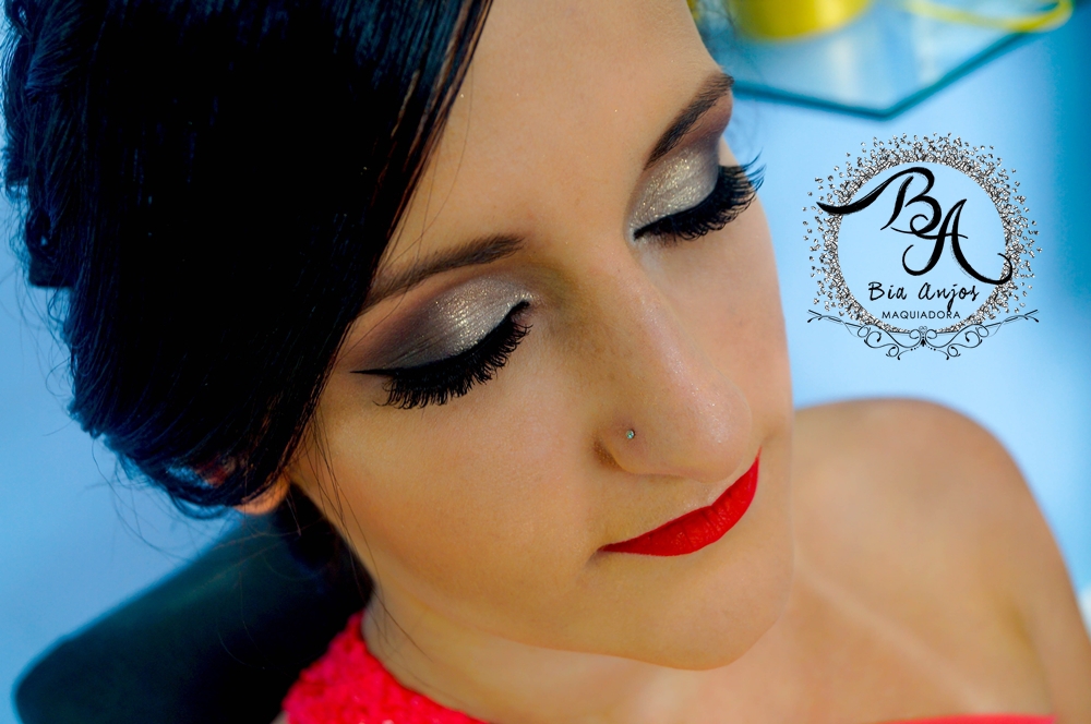 Madrinha de Casamento com esfumado e glitter
#esfumado #madrinha #glitter #bocavermelha maquiagem maquiador(a)