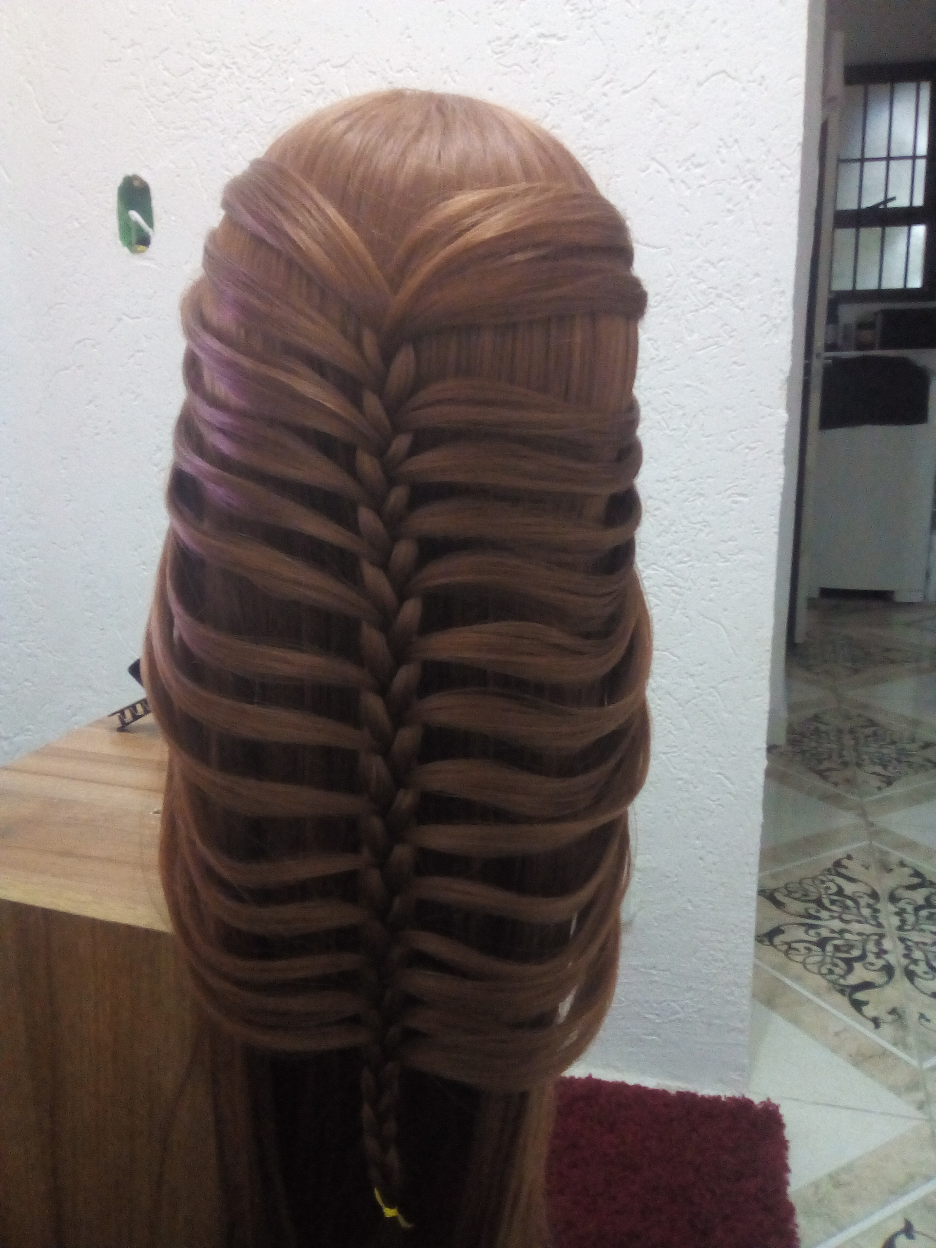     Trança embutida. cabelo auxiliar cabeleireiro(a)