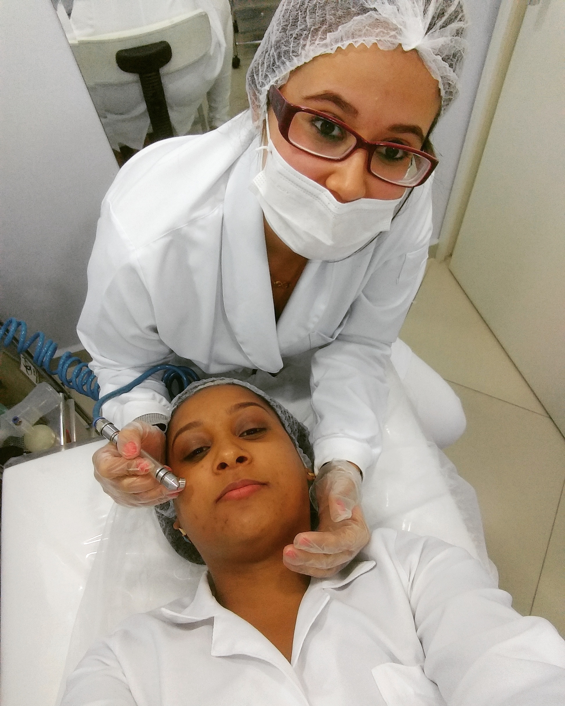 Peeling de diamante e hidratação facial. estética manicure e pedicure massoterapeuta assistente esteticista