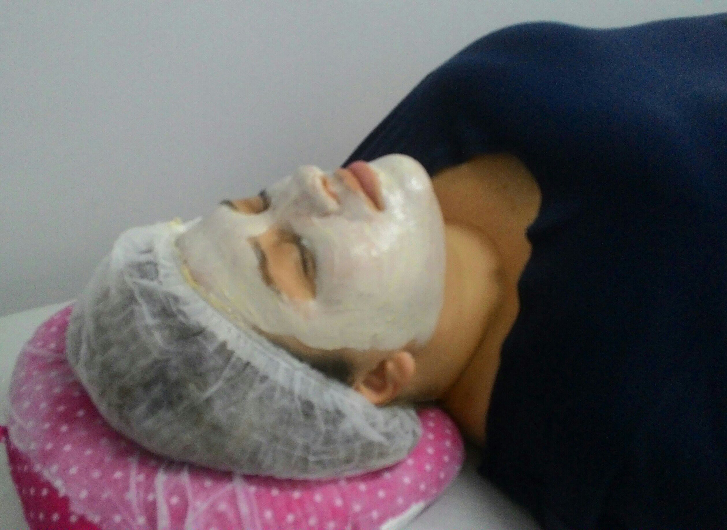 Hidratação facial com máscara de Colágeno estética esteticista designer de sobrancelhas maquiador(a)