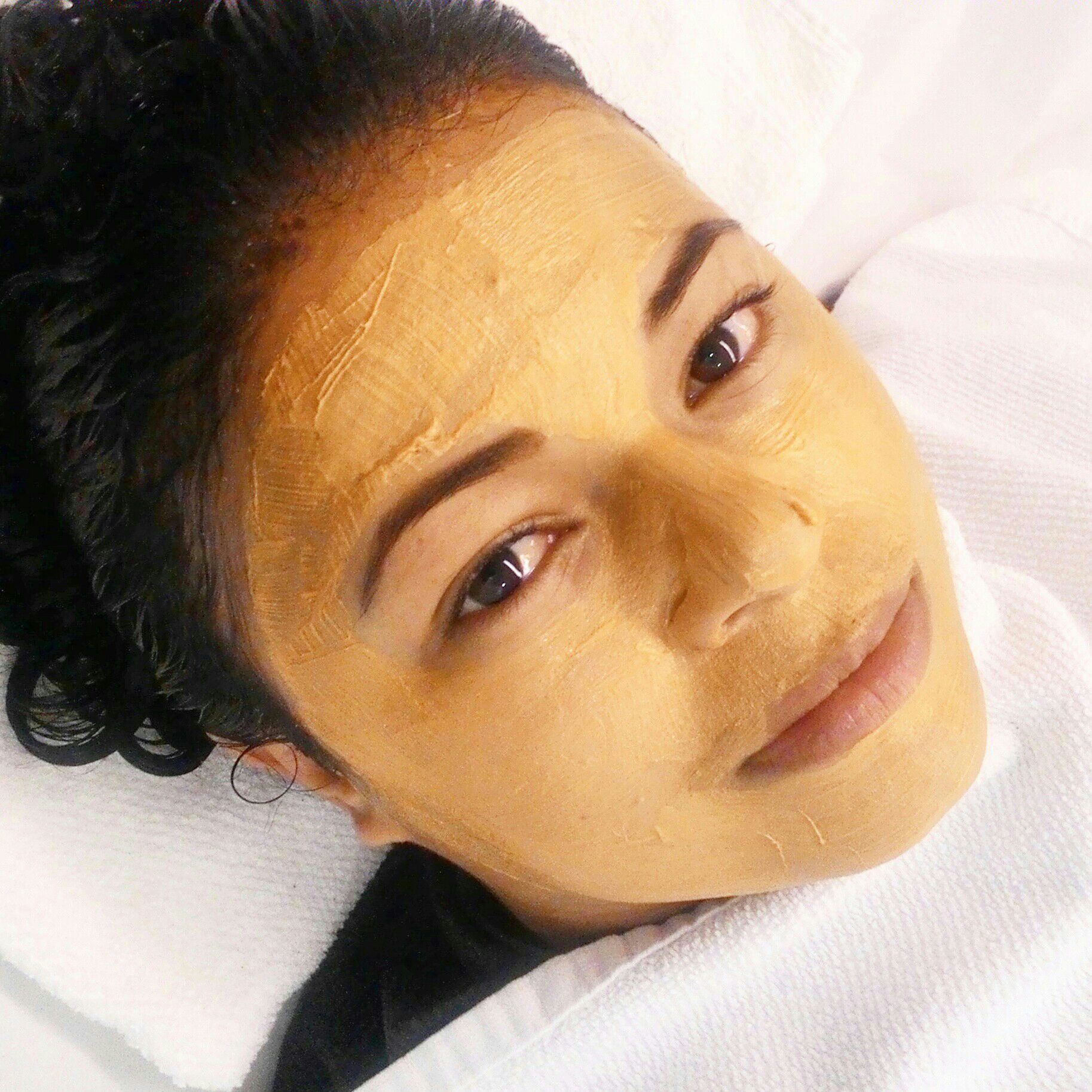 Hidratação facial com máscara de ouro estética esteticista designer de sobrancelhas maquiador(a)