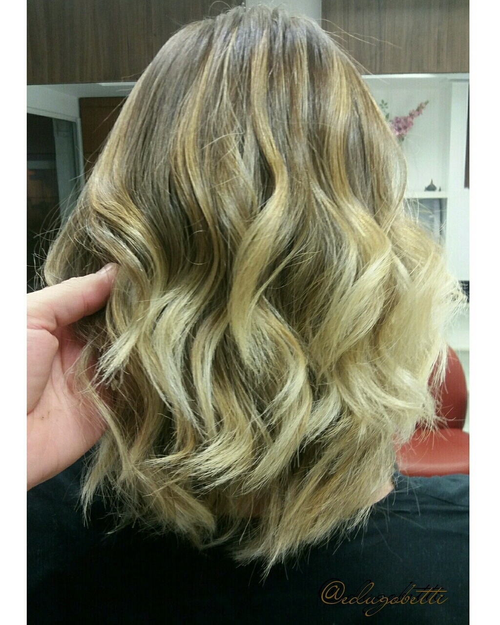 Trabalho de corte e cor.
#cut #haircontour #cabelossaudaveis cabelo cabeleireiro(a) stylist / visagista
