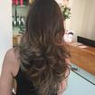 Corte degrade e escova com cachos, dando volume aos fios. 