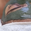 Aplicação da máscara de argila verde da marca Bel Col em aula prática de cosmetologia.