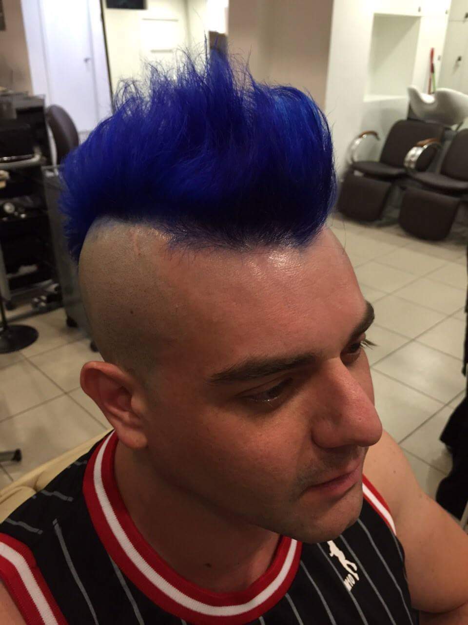 Moicano, na navalha, 
Descoloração e tonalização entre roxo e azul! cabelo cabeleireiro(a) barbeiro(a)