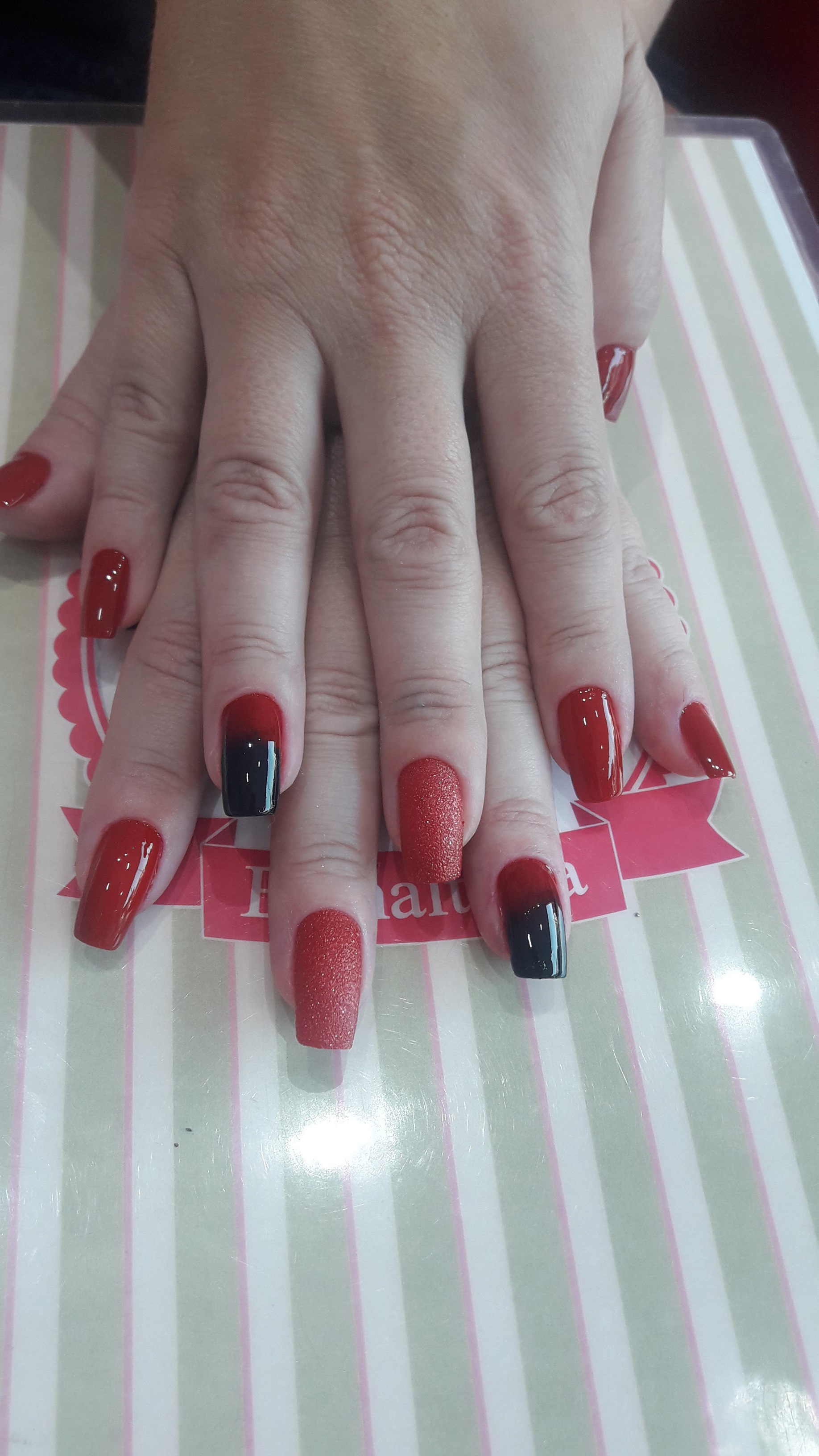 unha manicure e pedicure designer de sobrancelhas