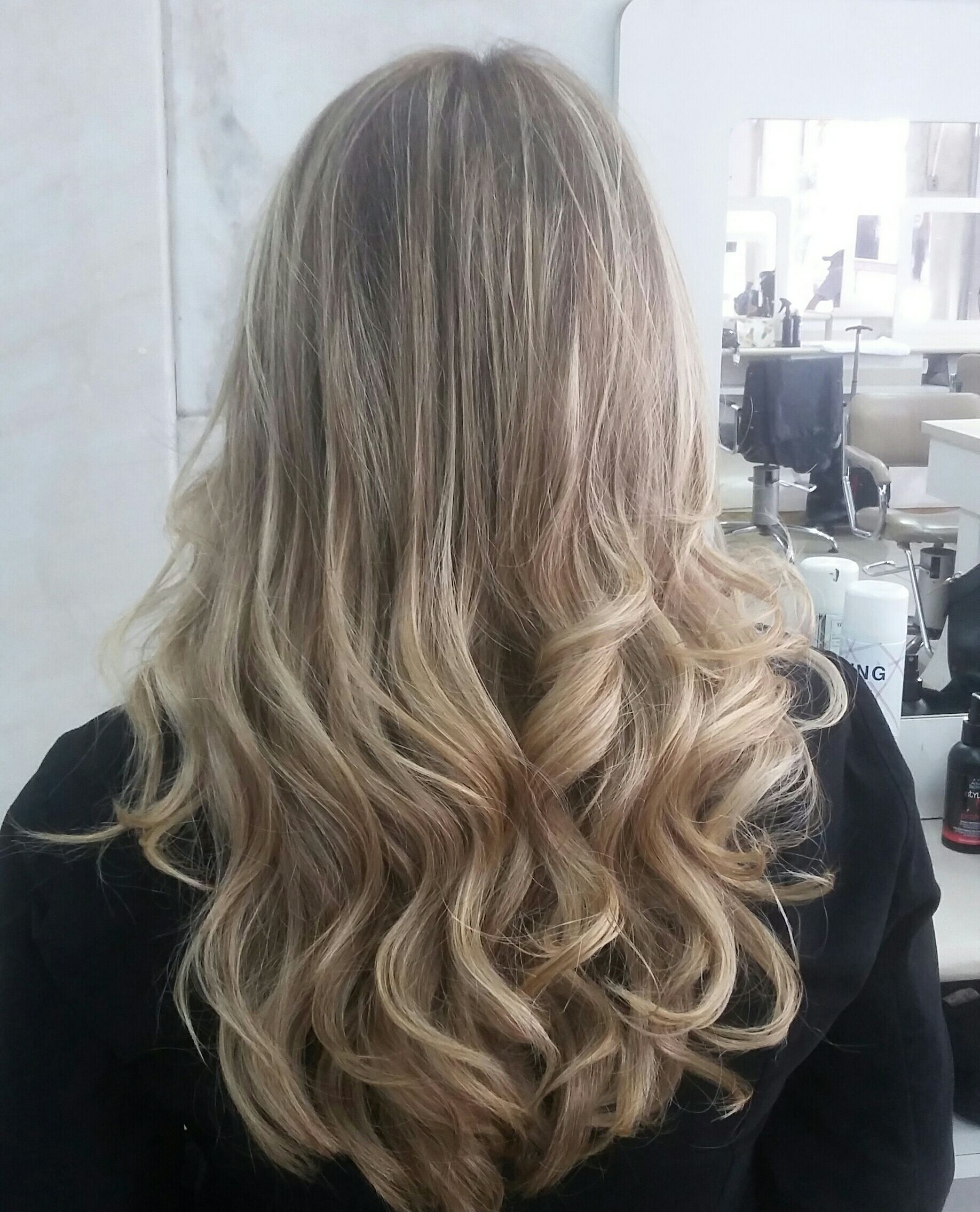 Mechas costuradas 
Fundo 7. 1
Tonalizacao 8. 88 
Corte repicado a 45
Escova e modelagem cabelo auxiliar cabeleireiro(a)