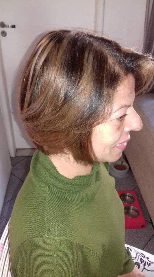 Morena iluminada cabeleireiro(a) cabeleireiro(a)