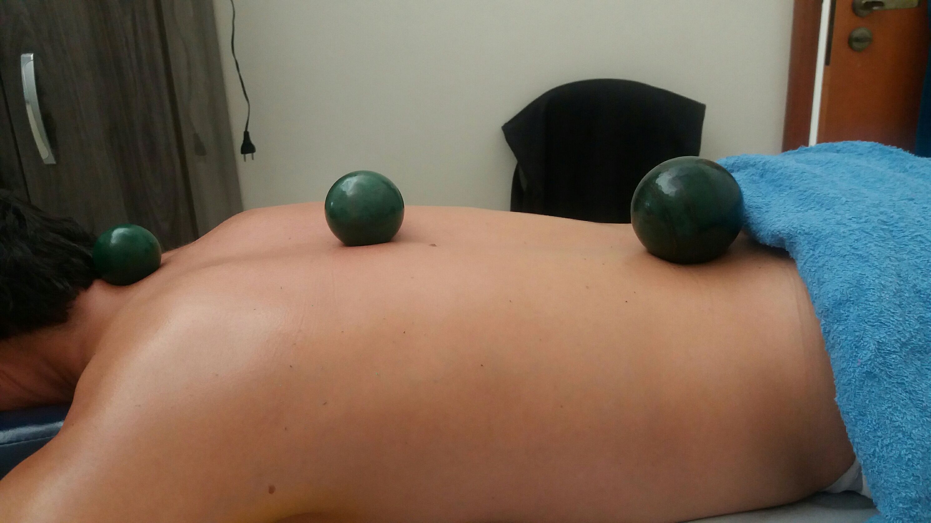 Massagem com esferas de cristais estética esteticista cosmetólogo(a) maquiador(a) aromaterapeuta massoterapeuta outros