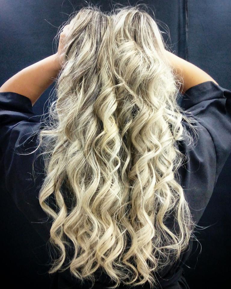 Mechas em tom dourado.  cabelo cabeleireiro(a) auxiliar cabeleireiro(a)