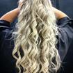 Mechas em tom dourado. 