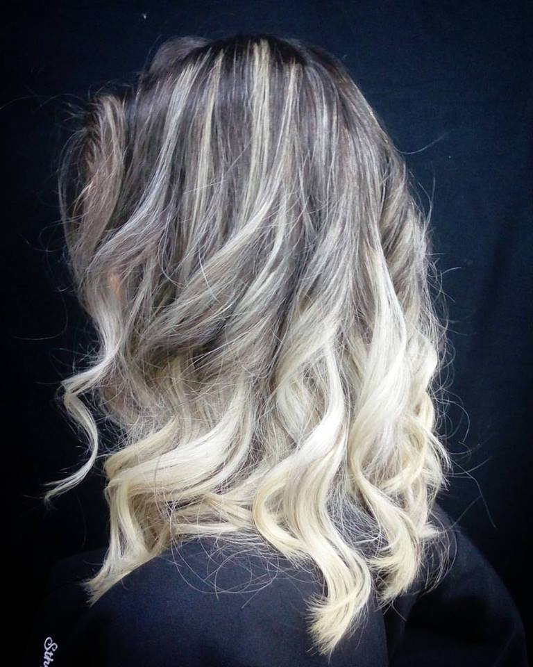 Ombre hair com algumas mechas em cima. #HairBlond cabelo cabeleireiro(a) auxiliar cabeleireiro(a)