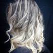 Ombre hair com algumas mechas em cima. #HairBlond
