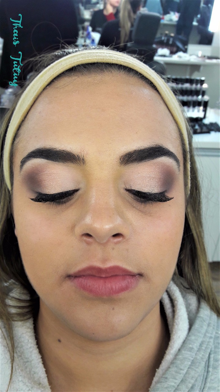 Maquiagem bem iluminada para festas. Em tons frios e super coringa. 

#maquiagem #clássica #esfumado #iluminada #festa #casamento #neutro #beauty #debutante #makeup  maquiagem maquiador(a) designer de sobrancelhas depilador(a) massoterapeuta estudante (esteticista)