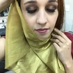 Colorimetria na maquiagem, no caso a modelo escolheu o tom dourado no tecido, portanto a sombra de cor complementar seria roxo, esfumei com um tom de marrom .