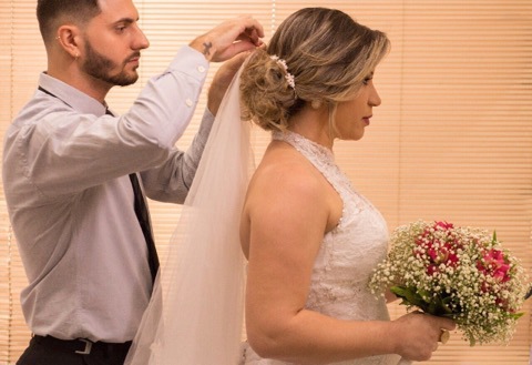 Um coque lateral despojado , com uma delicada tiara .  cabelo cabeleireiro(a) maquiador(a)