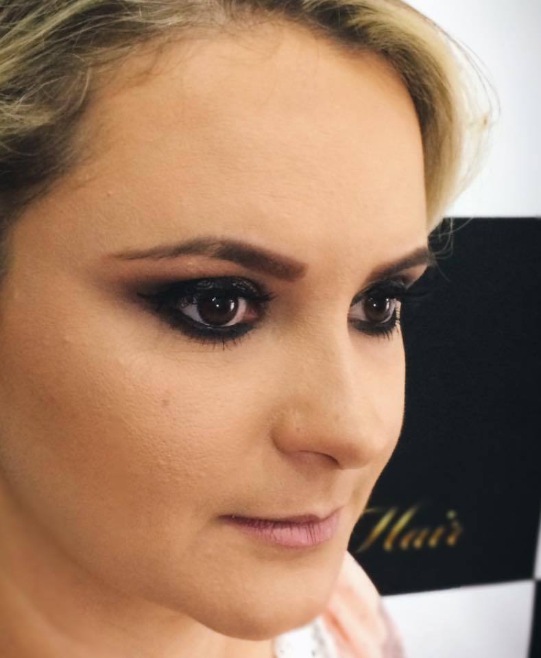 Make com olho bem esfumado , uma pele natural e iluminada e com a boca nude . maquiagem cabeleireiro(a) maquiador(a)