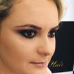 Make com olho bem esfumado , uma pele natural e iluminada e com a boca nude .