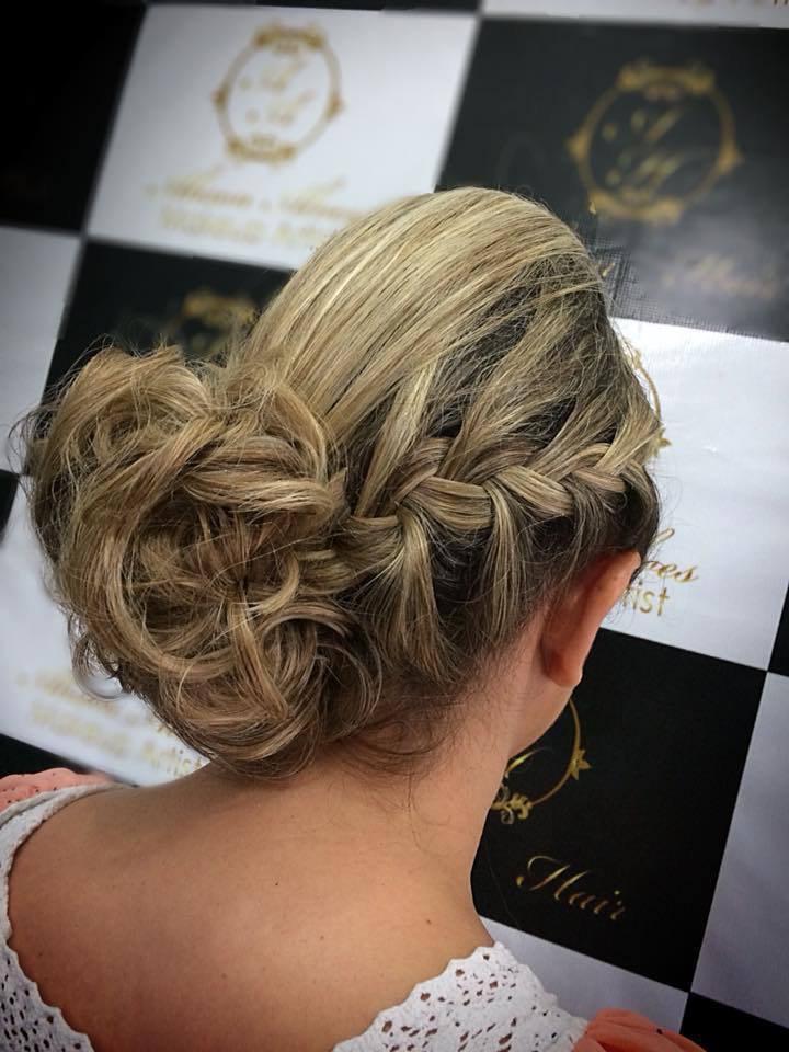 Penteado com trança e coque lateral .  cabelo cabeleireiro(a) maquiador(a)