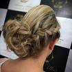 Penteado com trança e coque lateral . 