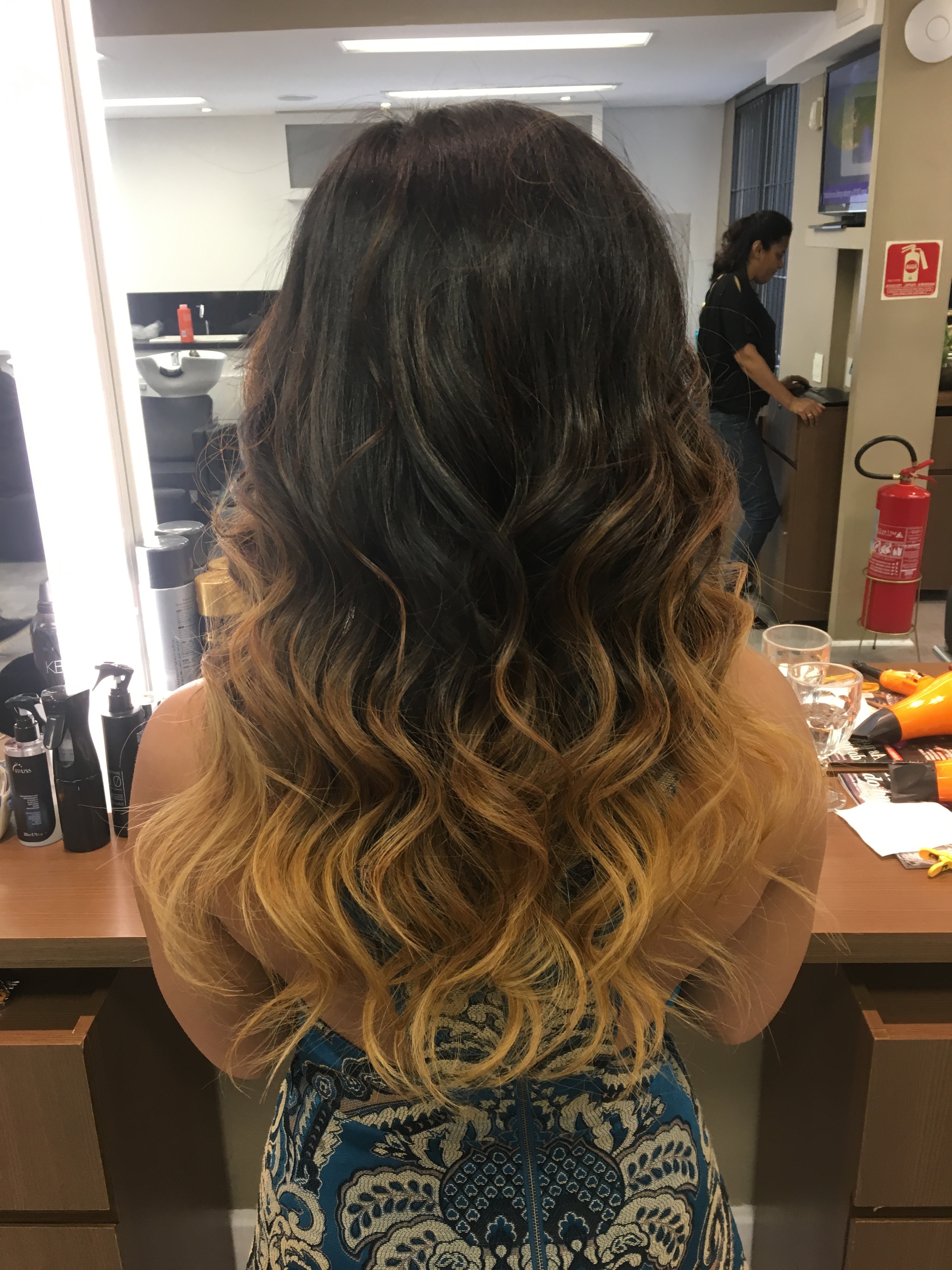 Reflexo dourado para deixar um aspecto queimado do sol! cabelo cabeleireiro(a)