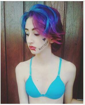 Modelo: Gabriela Carli
Cabelo: curto
Cor: metade rosa e metade azul  cabelo 