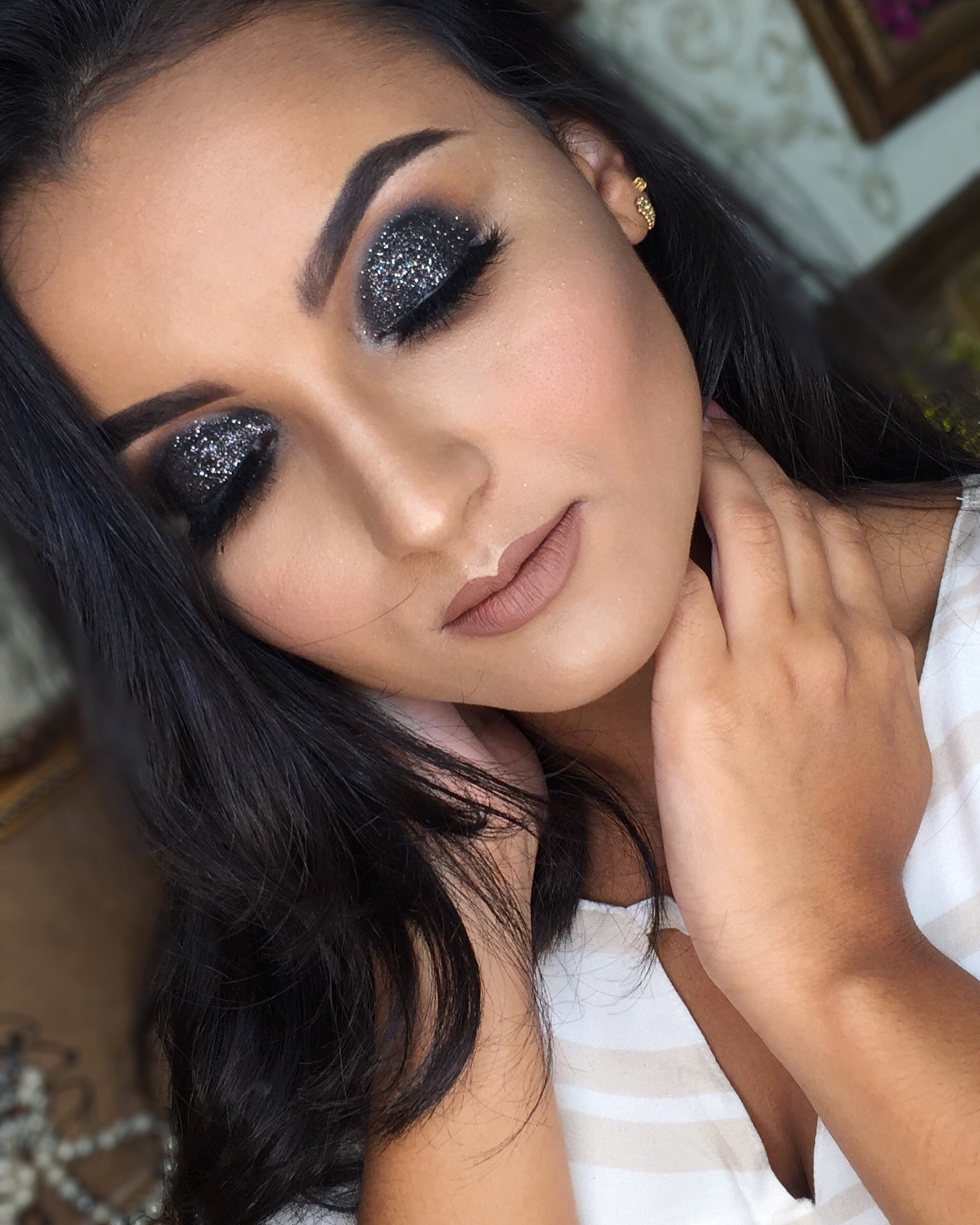 Make para festas, smokey black com glitter, e para completar um batom nude belíssimo 
#makeup #make #black #smokey #glitter #smokeyblack #nude #maquiagem #maquiador #olhopreto  maquiagem maquiador(a)
