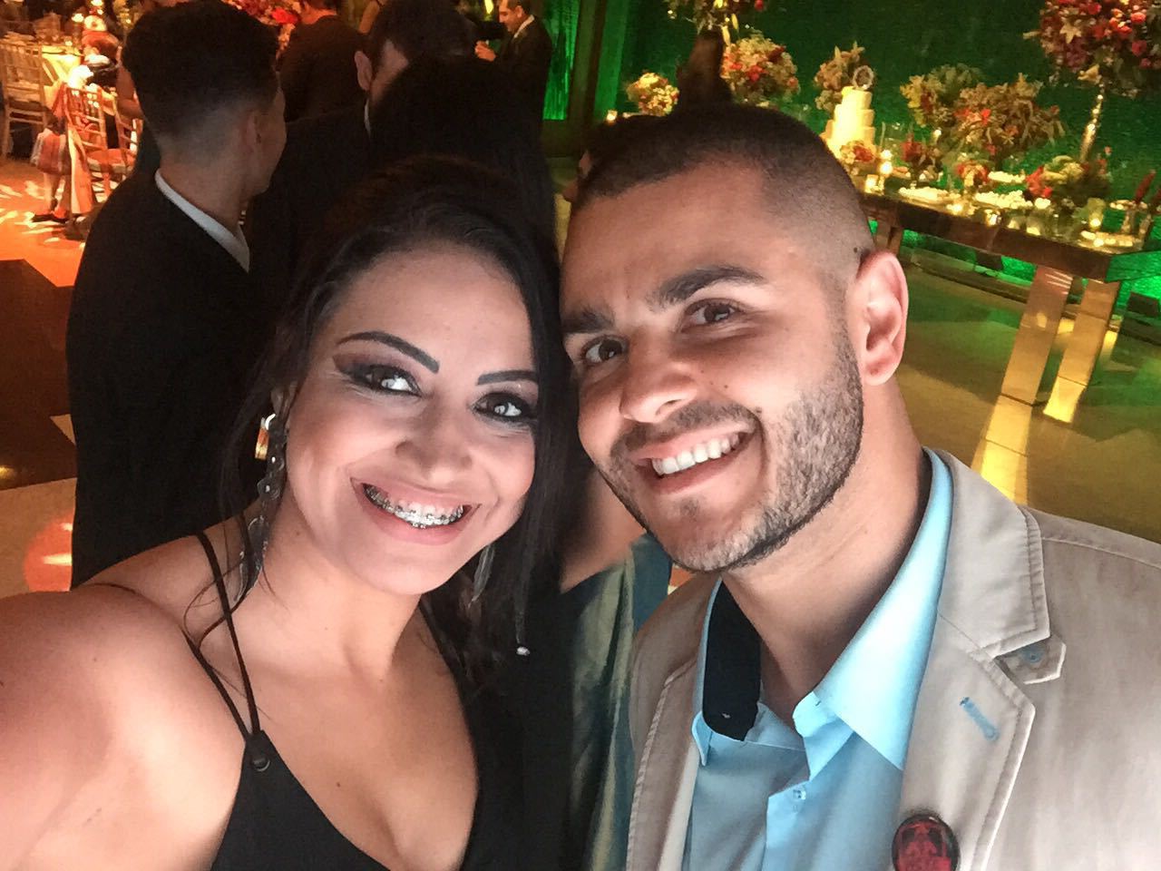 Cliente feliz da vida, realizada com penteado e Make no casamento maquiagem cabeleireiro(a) maquiador(a)