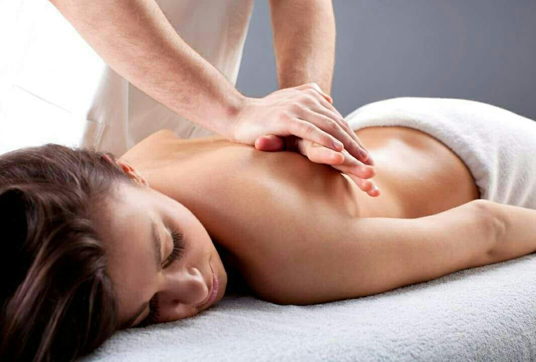Massoterapia -tratamento terapêutico à base de massagens. massoterapeuta