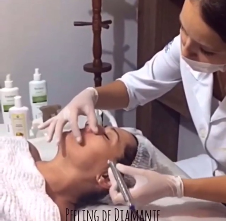 Tratamento para remoção de células mortas da pele, peeling de diamante. estética esteticista