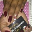 Unhas decoradas com películas, na cor vinho e cliente satisfeita com meu trabalho