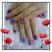 Unhas decoradas com carga dupla e fio de ouro.