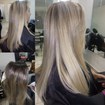 Cliente com reflexo oxidado, pontas extremamente sensibilizadas, refiz seu reflexo clássico tradicional (raiz/ponta) , tom Pérola, fizemos um tratamento do fio com uma reconstrução a base de colágeno e na sequência pra finalizar, uma Progressiva pra selar tudo dentro da camada cuticular