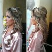 Penteado e maquiagem.