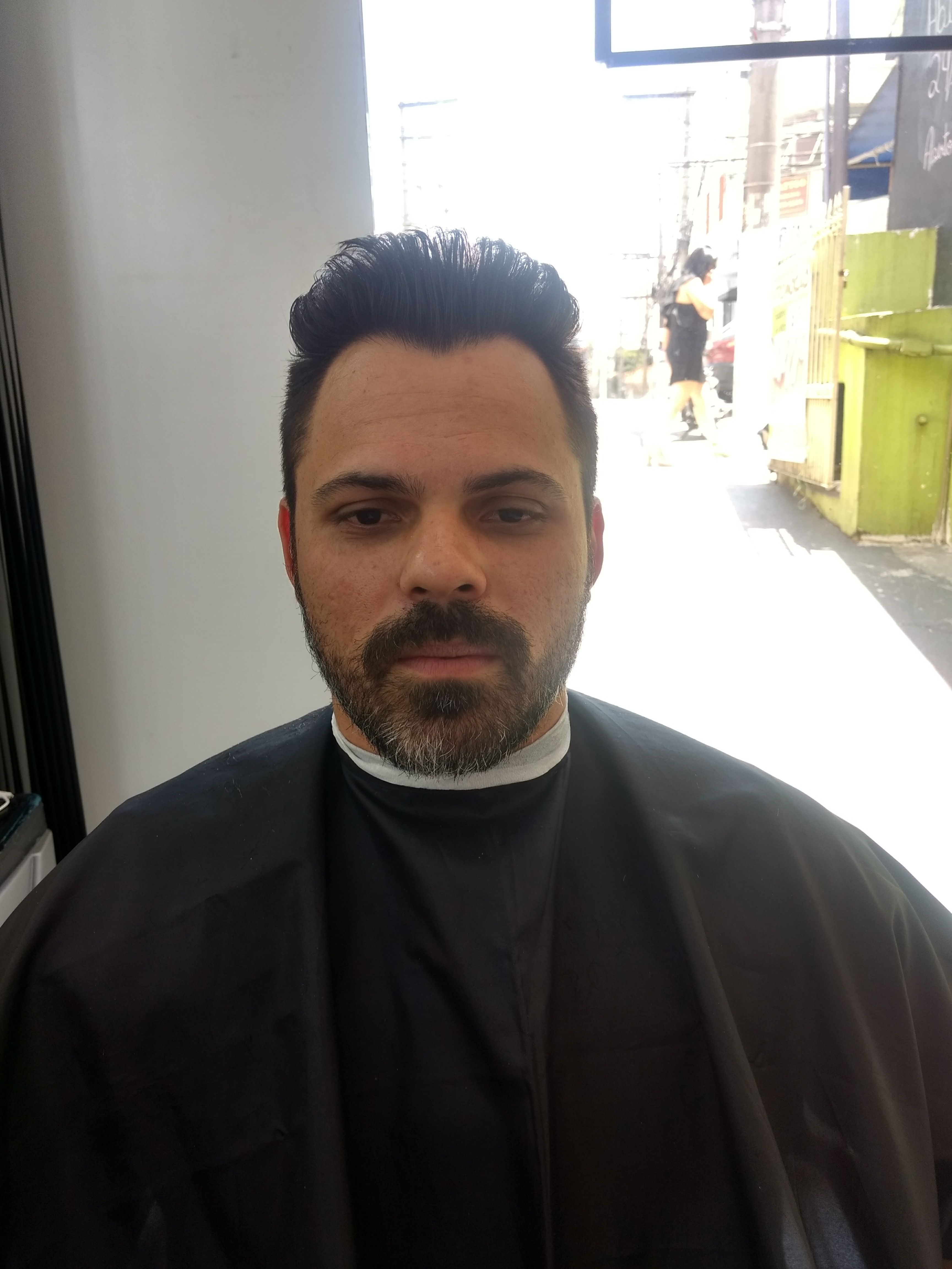 Barba somente aparada. outros barbeiro(a) cabeleireiro(a)
